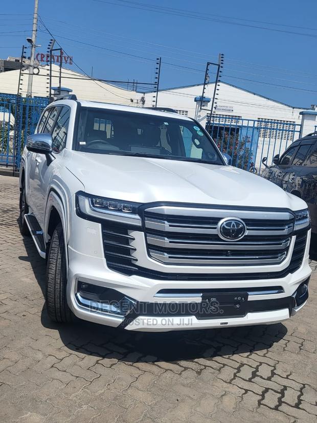 2022 Toyota Land Cruiser 3.5 Petrol 4WD White - Off-Road Edition