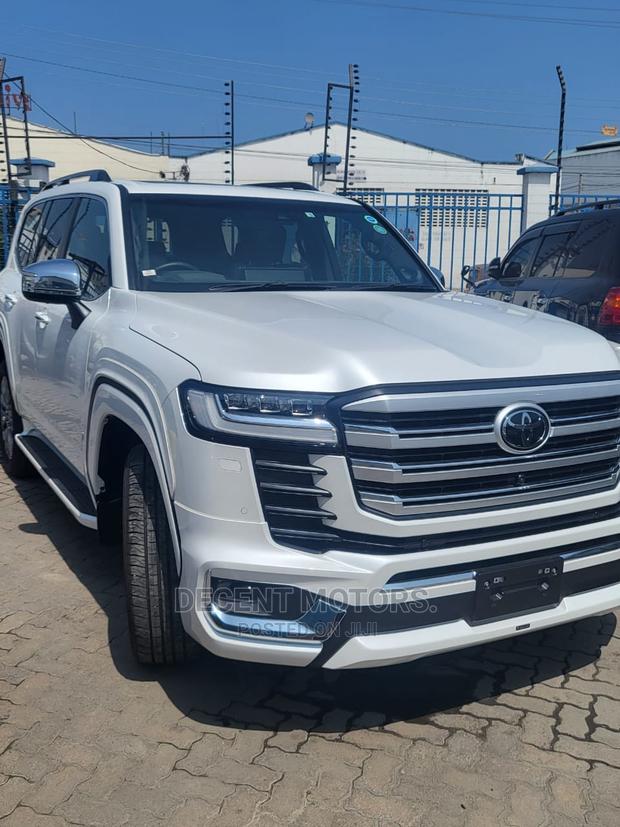 2022 Toyota Land Cruiser 3.5 Petrol 4WD White - Off-Road Edition