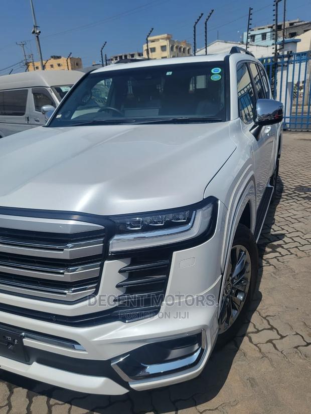 2022 Toyota Land Cruiser 3.5 Petrol 4WD White - Off-Road Edition