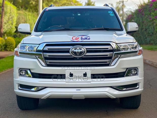 White 2016 Toyota Land Cruiser VXR 4.5L V8 SUV