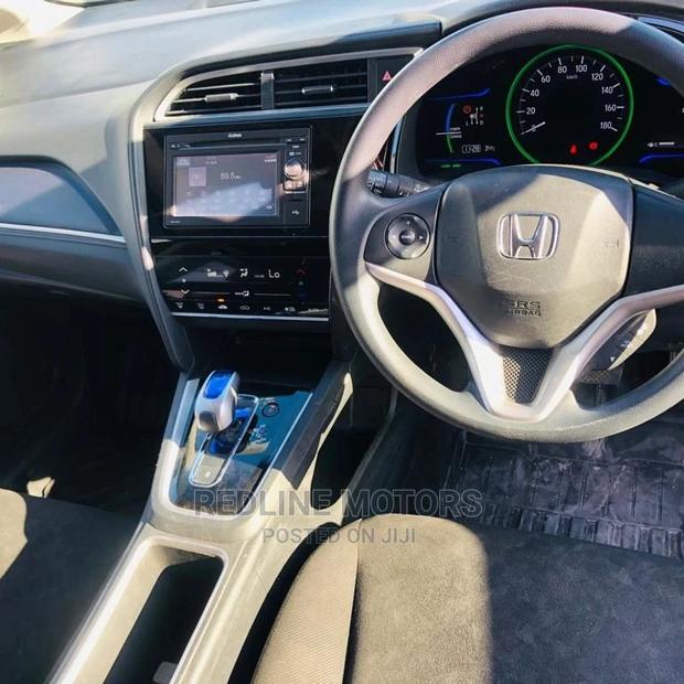 Gray Honda Fit Shuttle 2016: Premium Compact Vehicle