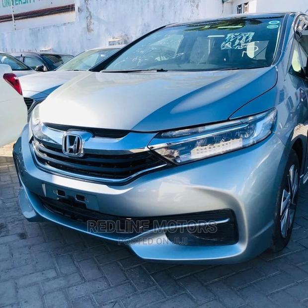 Gray Honda Fit Shuttle 2016: Premium Compact Vehicle