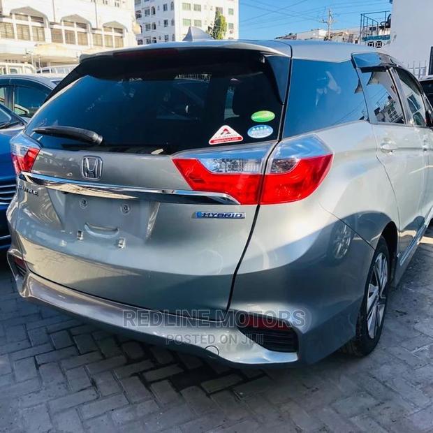 Gray Honda Fit Shuttle 2016: Premium Compact Vehicle
