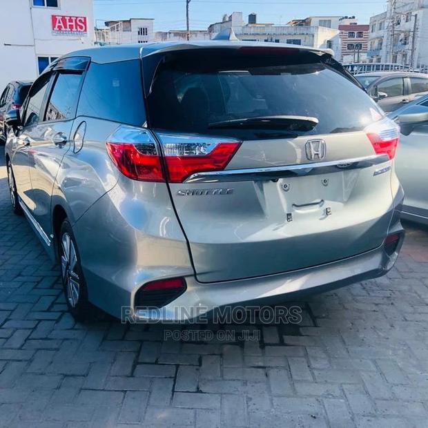 Gray Honda Fit Shuttle 2016: Premium Compact Vehicle