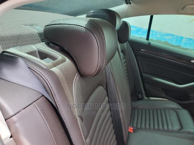 Volkswagen Passat 2017 - Gray Sedan with Premium Features