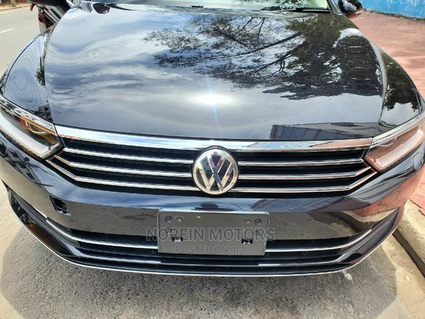 Volkswagen Passat 2017 - Gray Sedan with Premium Features
