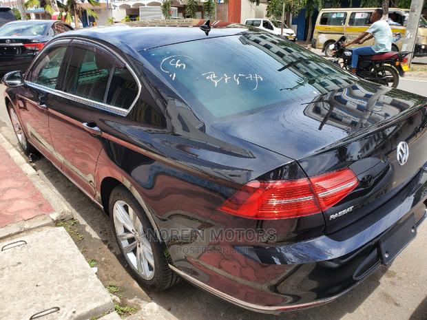 Volkswagen Passat 2017 - Gray Sedan with Premium Features
