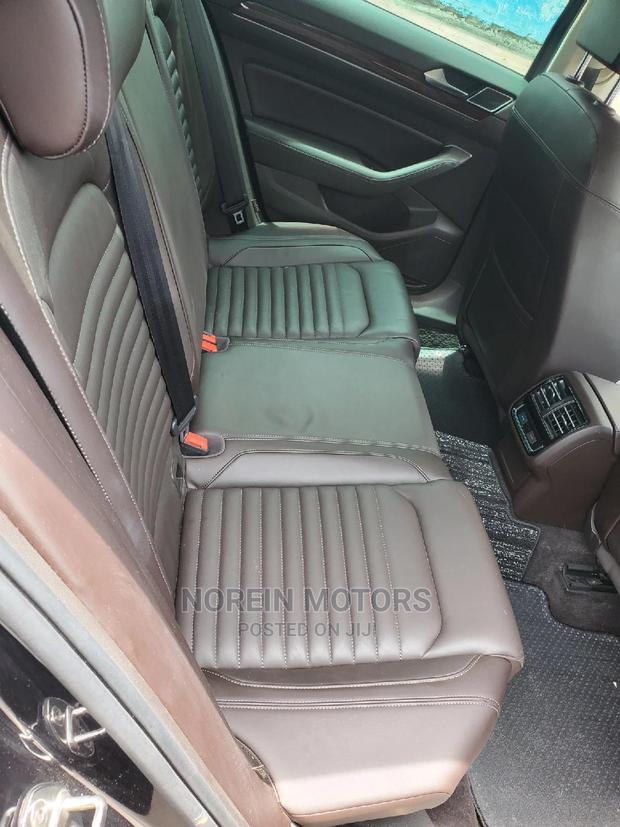 Volkswagen Passat 2017 - Gray Sedan with Premium Features