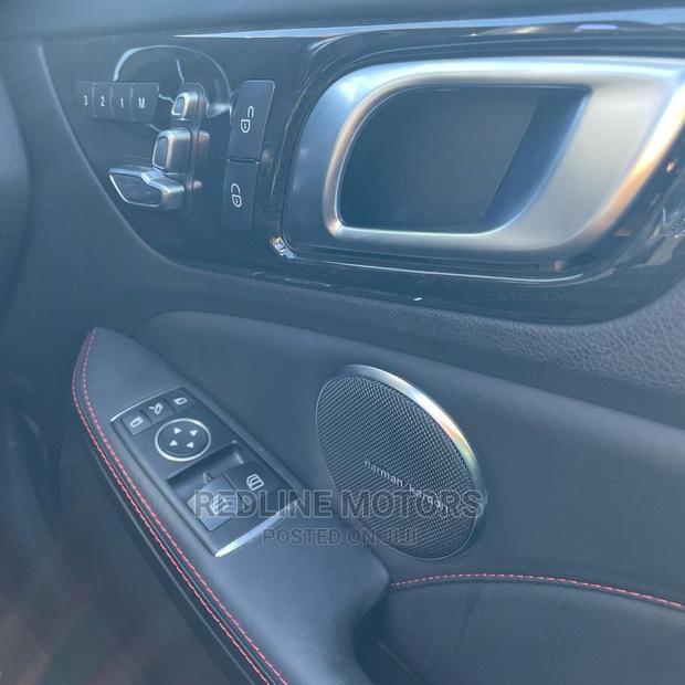 Luxe Black 2016 SL-Class Mercedes: Unmatched Sophistication