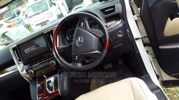 2017 Toyota Alphard Off-White: Luxury and Style
