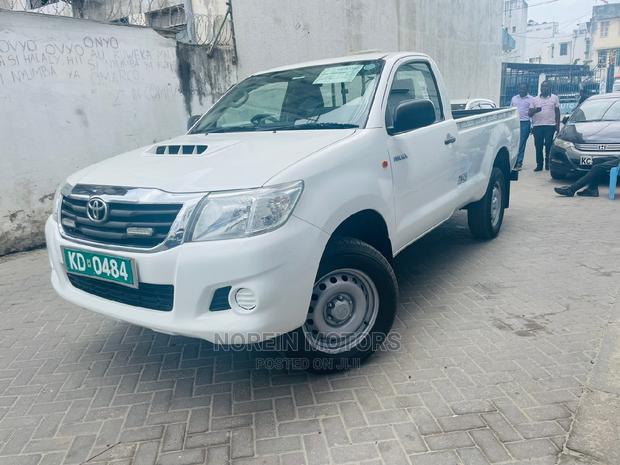 2016 Toyota Hilux in Pearl: Perfect Work and Leisure Truck