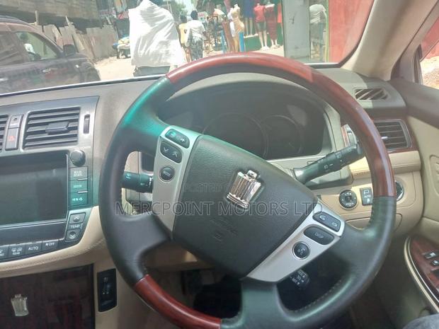 2012 Toyota Crown Silver - Experience Sophisticated Driving