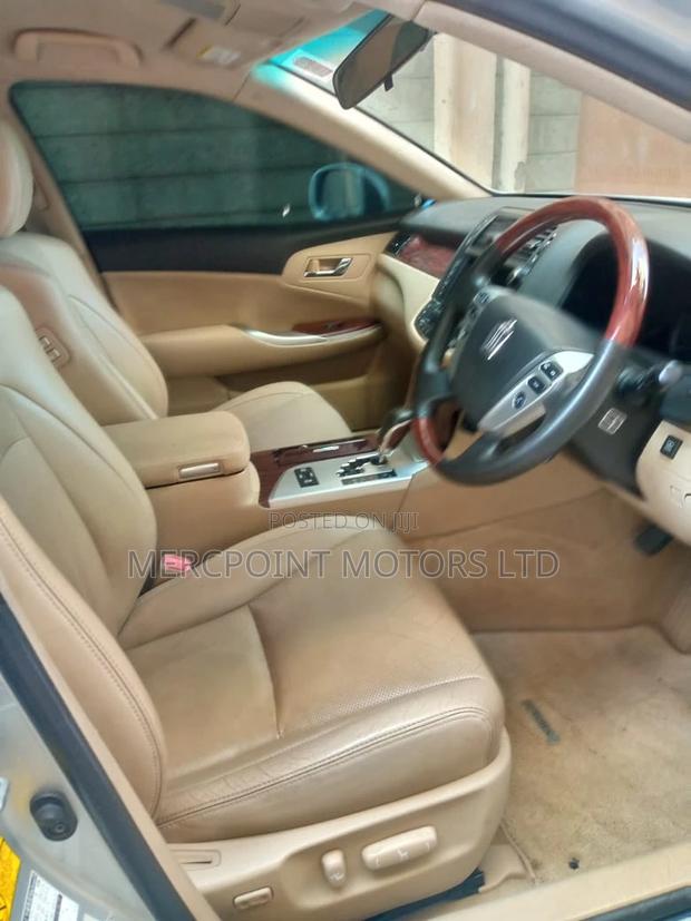 2012 Toyota Crown Silver - Experience Sophisticated Driving
