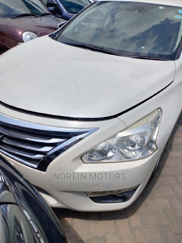 Off-White 2016 Nissan Teana: Sophisticated Sedan