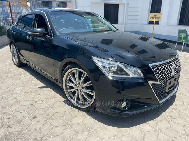 2015 Toyota Crown Matt Black - Modern & Sophisticated