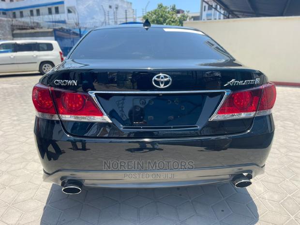 2015 Toyota Crown Matt Black - Modern & Sophisticated