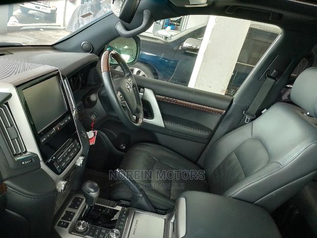Experience the luxury of a 2015 Toyota Land Cruiser Prado in stunning Matt Black. Contact us today for more information.