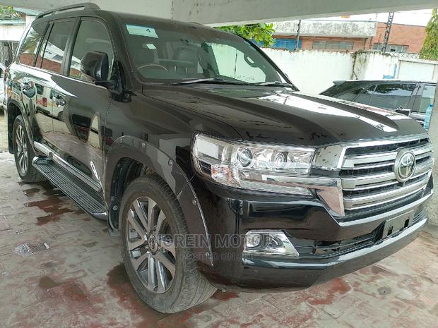Experience the luxury of a 2015 Toyota Land Cruiser Prado in stunning Matt Black. Contact us today for more information.