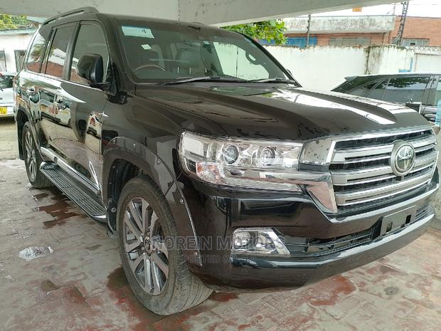 Experience the luxury of a 2015 Toyota Land Cruiser Prado in stunning Matt Black. Contact us today for more information.