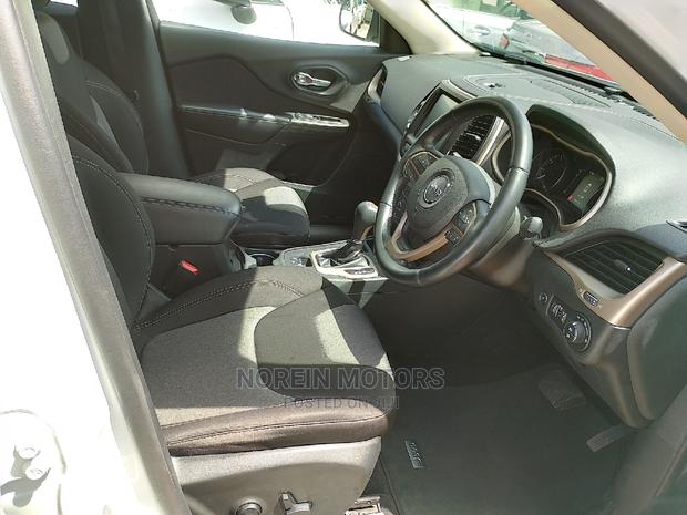 2015 Jeep Cherokee in White - Durable and Versatile SUV