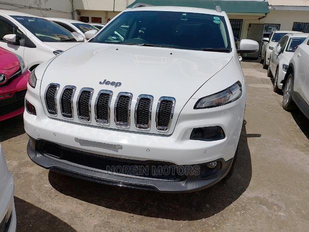 2015 Jeep Cherokee in White - Durable and Versatile SUV
