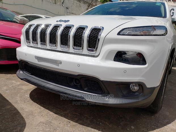 2015 Jeep Cherokee in White - Durable and Versatile SUV