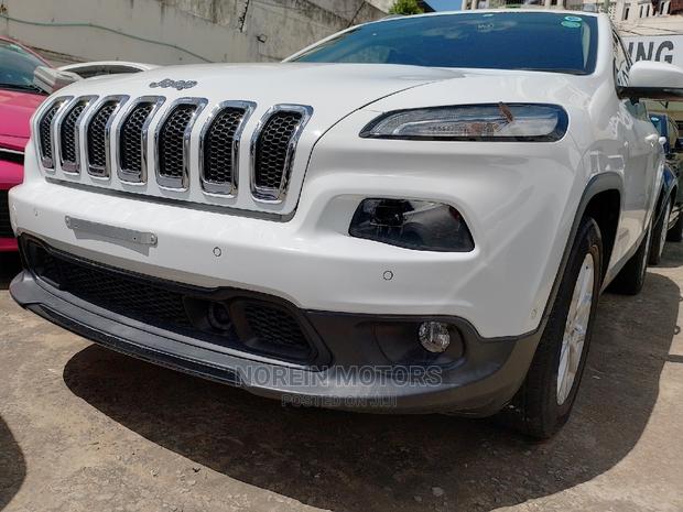 2015 Jeep Cherokee in White - Durable and Versatile SUV