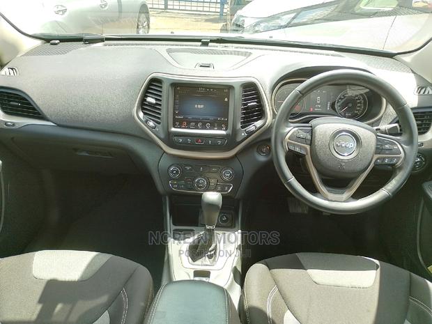 2015 Jeep Cherokee in White - Durable and Versatile SUV