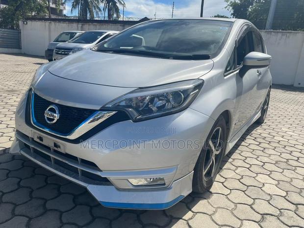 Stylish 2016 Nissan Note in Silver - Compact Car for Everyday Use
