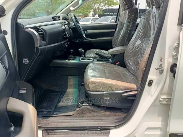 2016 Hilux Toyota White: High-Performance Off-Road Vehicle
