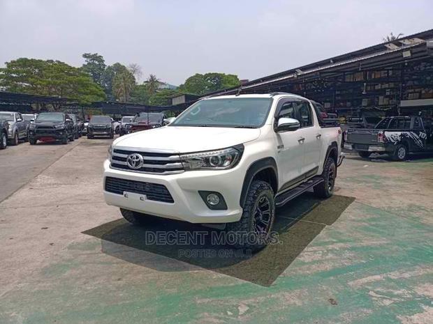 2016 Hilux Toyota White: High-Performance Off-Road Vehicle
