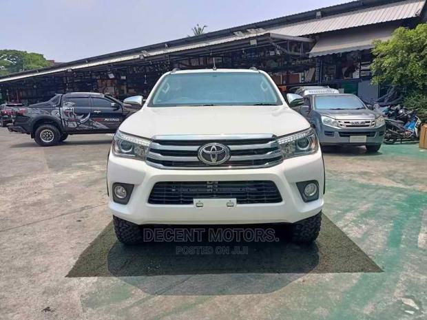 2016 Hilux Toyota White: High-Performance Off-Road Vehicle