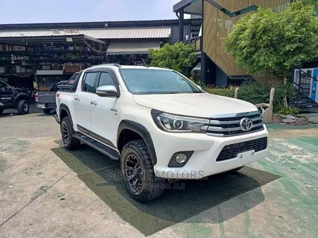 2016 Hilux Toyota White: High-Performance Off-Road Vehicle