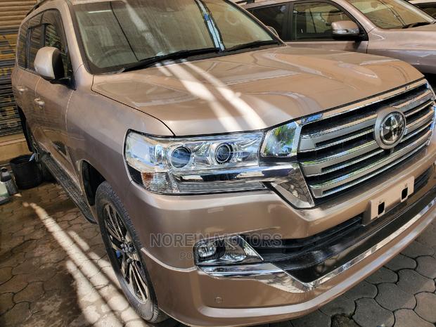 Toyota Land Cruiser Gold 2017 - Elevate Your Driving Experience