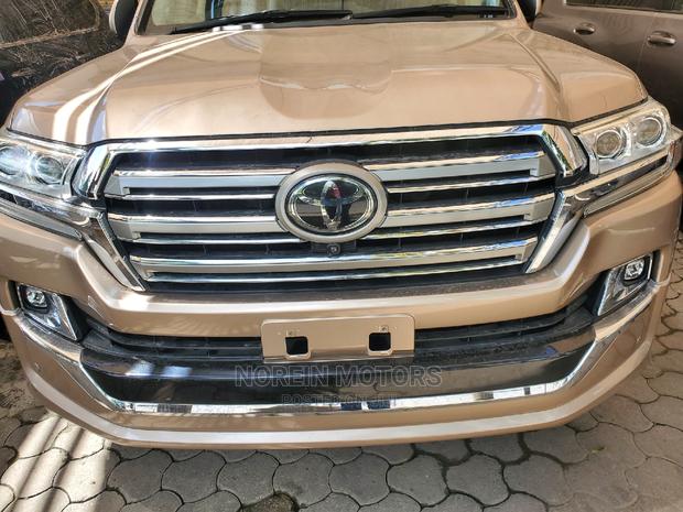 Toyota Land Cruiser Gold 2017 - Elevate Your Driving Experience