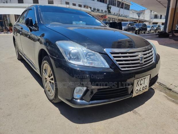 Blue 2012 Crown by Toyota: Elegant, Powerful, and Efficient