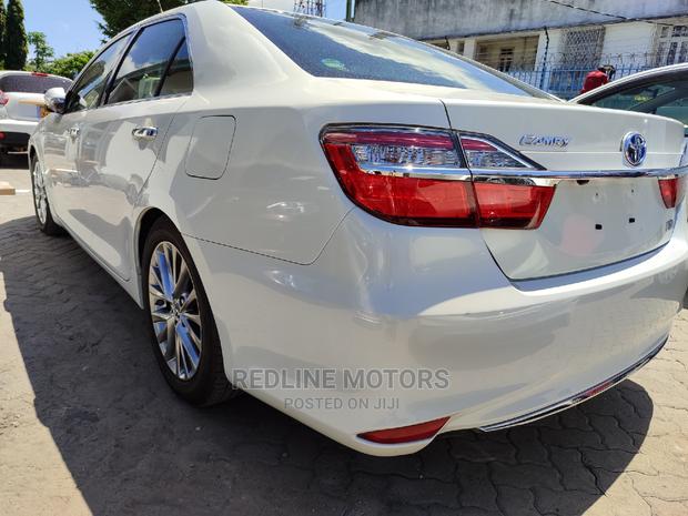 2016 Toyota Camry White Sedan - Used Car