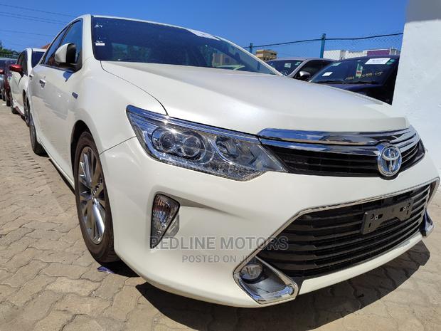 2016 Toyota Camry White Sedan - Used Car