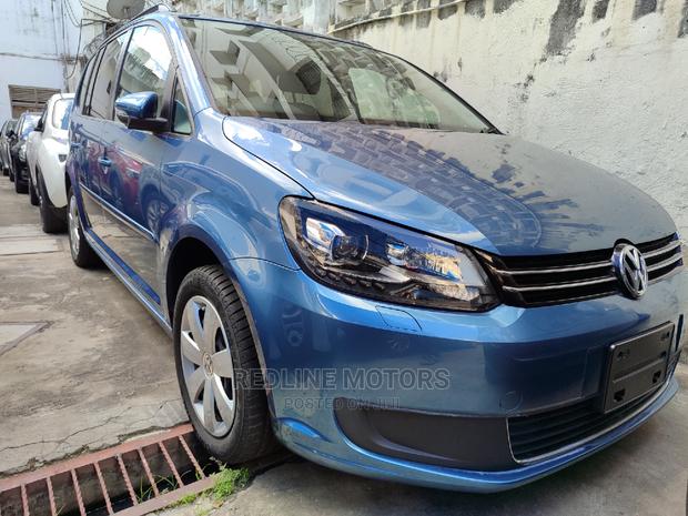 2016 Blue Touran Volkswagen: High-Performance Family Vehicle