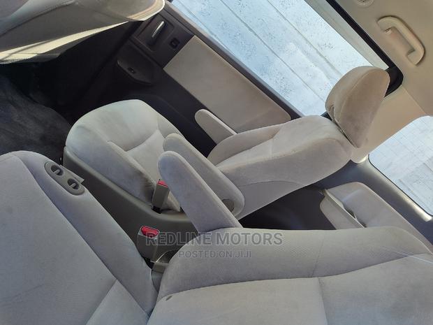 Pearl-Coated 2016 Honda Odyssey: Spacious and Stylish Minivan