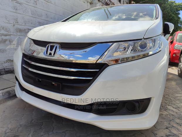 Pearl-Coated 2016 Honda Odyssey: Spacious and Stylish Minivan
