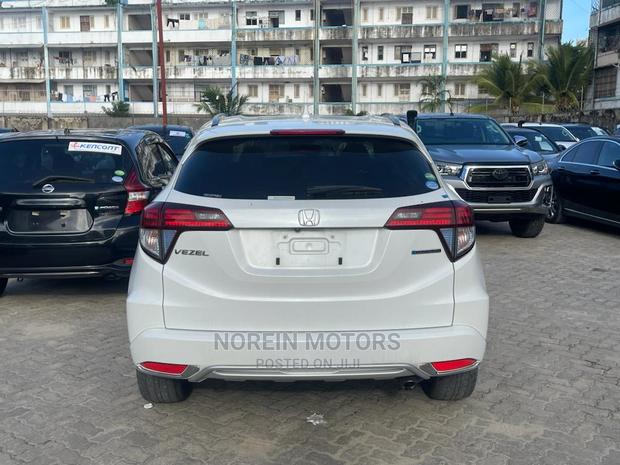 Honda Vezel 2016 - White Edition: Modern Crossover