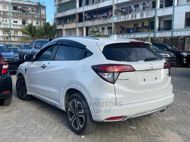 Honda Vezel 2016 - White Edition: Modern Crossover