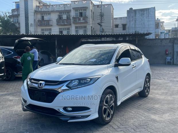 Honda Vezel 2016 - White Edition: Modern Crossover