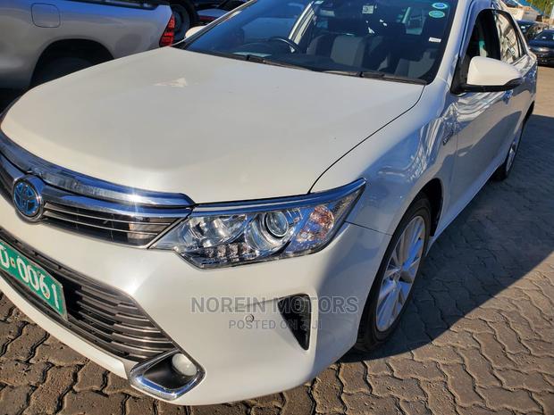 Off White 2017 Toyota Camry: Premium Sedan Available