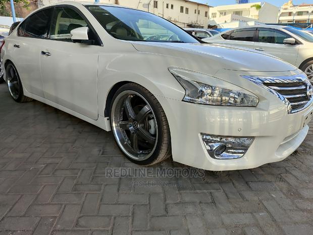 2016 Nissan Teana White: Stylish and Spacious Sedan Awaits