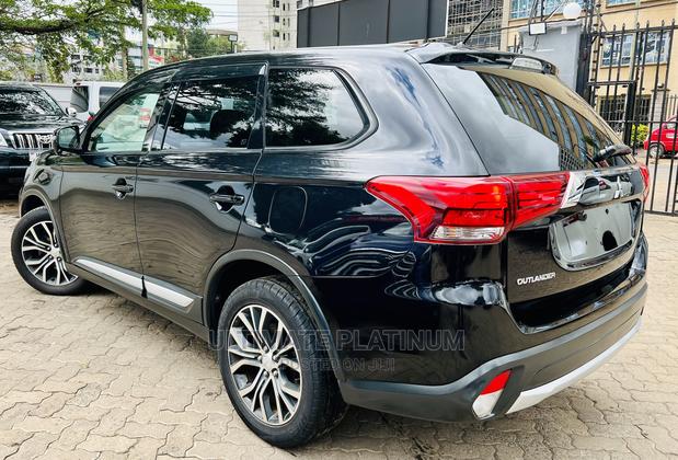 Black Mitsubishi Outlander 2016: Stylish and Spacious