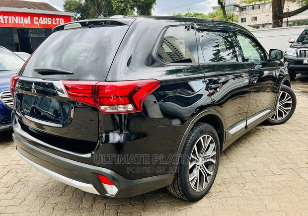 Black Mitsubishi Outlander 2016: Stylish and Spacious