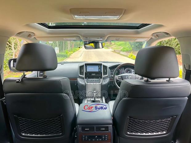 2016 Toyota Land Cruiser Black - Elevate Your Off-Road Experience