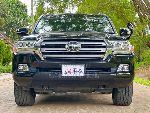 2016 Toyota Land Cruiser Black - Elevate Your Off-Road Experience